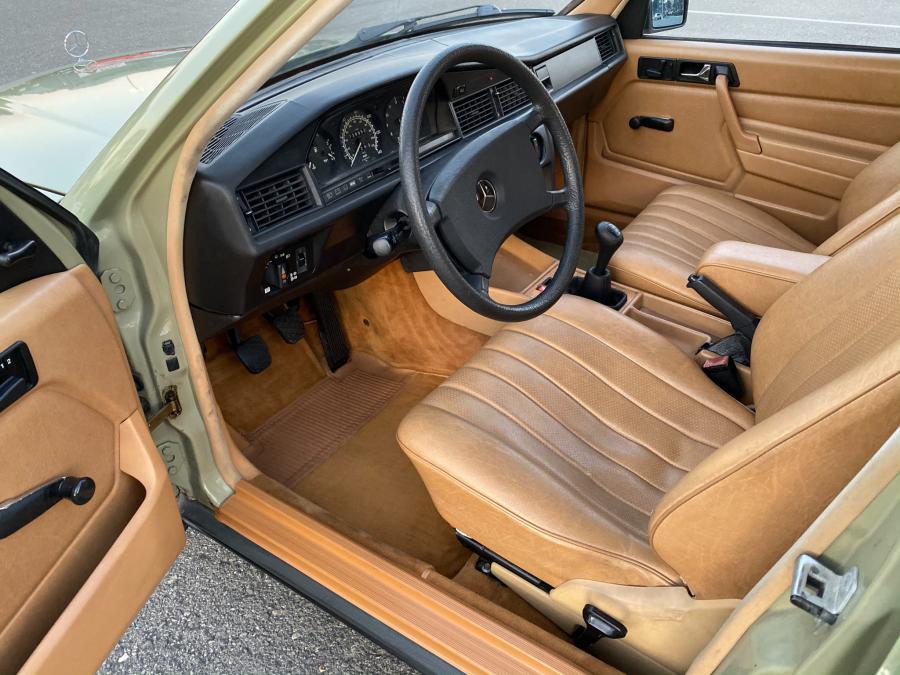 Интерьер Mercedes-Benz 190 D (W124) 1984 года  (NA) (фото 83 из 240)